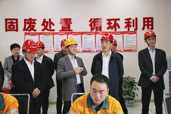 2016年3月，浙江省人大常委會(huì)副主任趙光君（右二，時(shí)任金華市委書記）來(lái)集團(tuán)調(diào)研水泥窯協(xié)同處置固廢項(xiàng)目，肯定集團(tuán)在“五水共治”、環(huán)境保護(hù)等方面作出的貢獻(xiàn)