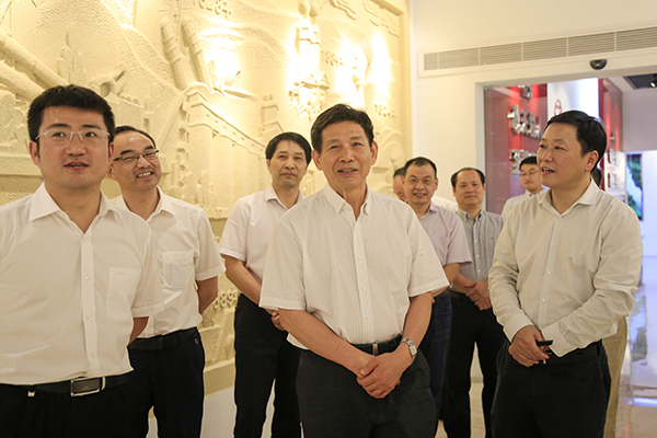 2017年9月，中國(guó)建筑材料聯(lián)合會(huì)會(huì)長(zhǎng)喬龍德（中）來(lái)集團(tuán)調(diào)研，充分肯定集團(tuán)在創(chuàng)新驅(qū)動(dòng)、綠色發(fā)展、“一帶一路”等方面取得的成績(jī)