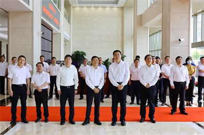 2023年5月，浙江省副省長(zhǎng)盧山（前排右二）來(lái)紅獅集團(tuán)調(diào)研境外投資、總部經(jīng)濟(jì)工作