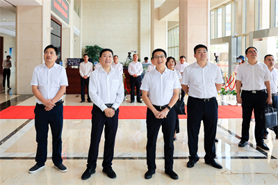 2022年8月，蘭溪市委書記戴翀(左三)來(lái)紅獅集團(tuán)調(diào)研