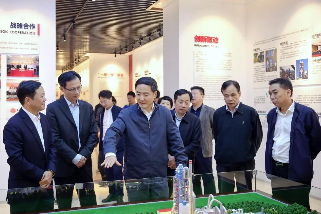 浙江省人大常委會(huì)副主任趙光君（左三）看望省人大代表、紅獅集團(tuán)董事長(zhǎng)章小華
